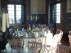 Sala com Mesas redondas bejes